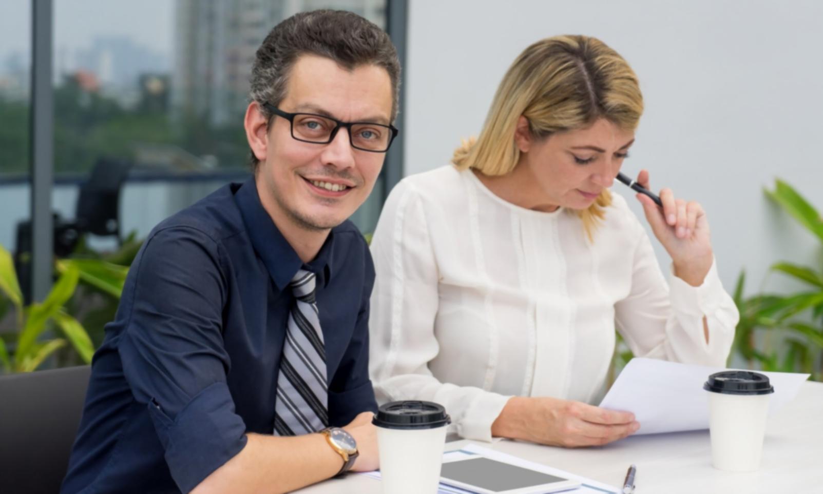 Arbeitsplatz mit Laptop und Notizbuch für digitales Lernen