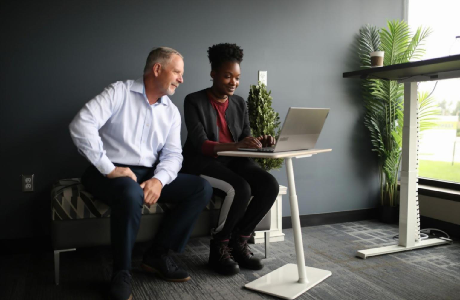 Konzentriertes Arbeiten an digitalen Projekten