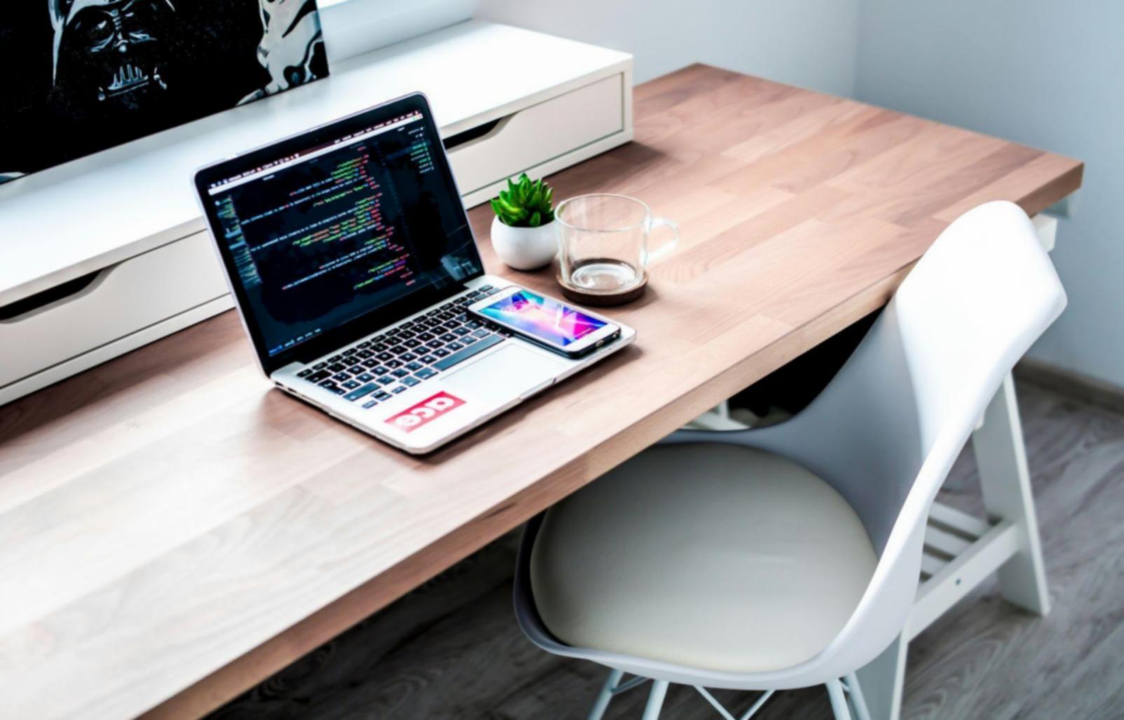 Unternehmer beim Arbeiten an digitalen Projekten